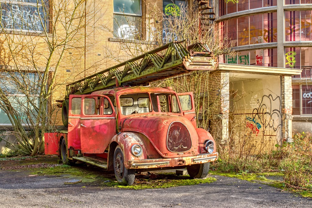 HDR urbex brandweerauto brandweerwagen fire truck camion de pompiers graffiti Sanatorium Dolhain basil decay verlaten kunst art